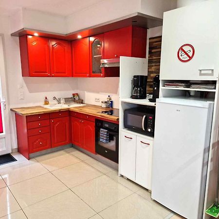 03 - Joli Studio Traversant Situe Au Rdc Avec 2 Lits, Tout Equipe Pour 1, 2 Ou 3 Personnes Maximum, Entree Independante Donnant Sur Parking Dont Une Place Est Reservee Devant La Porte, Grand Fourgon Possible Et Petit Jardin Sur L'Arriere Comme Une Ma Razac-sur-lʼIsle Eksteriør billede