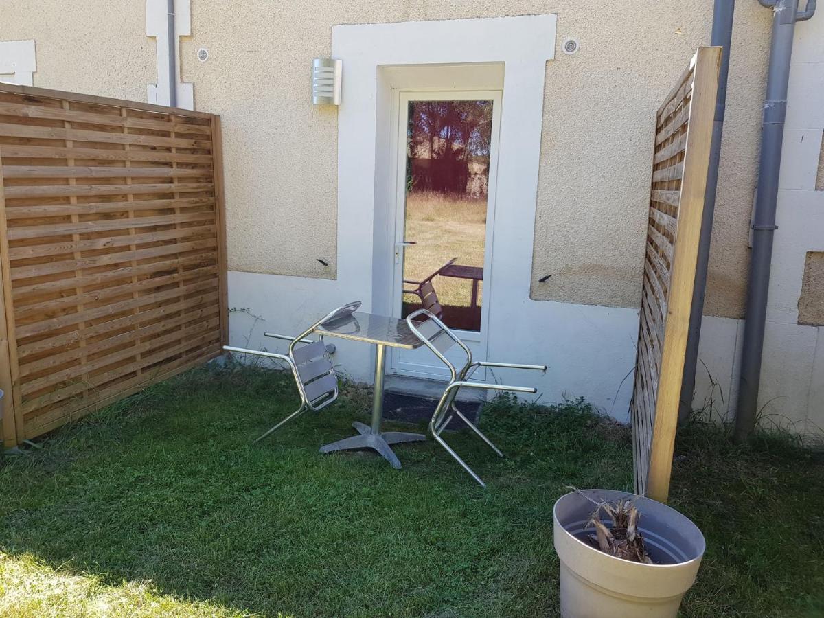 03 - Joli Studio Traversant Situe Au Rdc Avec 2 Lits, Tout Equipe Pour 1, 2 Ou 3 Personnes Maximum, Entree Independante Donnant Sur Parking Dont Une Place Est Reservee Devant La Porte, Grand Fourgon Possible Et Petit Jardin Sur L'Arriere Comme Une Ma Razac-sur-lʼIsle Eksteriør billede