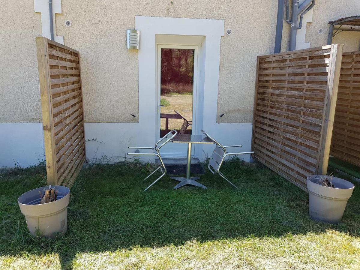 03 - Joli Studio Traversant Situe Au Rdc Avec 2 Lits, Tout Equipe Pour 1, 2 Ou 3 Personnes Maximum, Entree Independante Donnant Sur Parking Dont Une Place Est Reservee Devant La Porte, Grand Fourgon Possible Et Petit Jardin Sur L'Arriere Comme Une Ma Razac-sur-lʼIsle Eksteriør billede