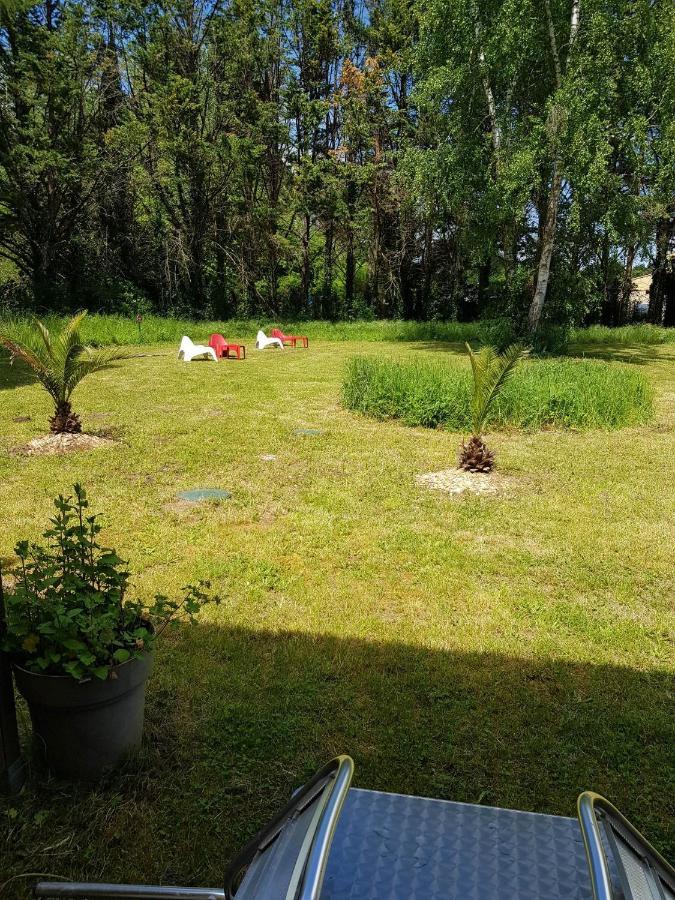 03 - Joli Studio Traversant Situe Au Rdc Avec 2 Lits, Tout Equipe Pour 1, 2 Ou 3 Personnes Maximum, Entree Independante Donnant Sur Parking Dont Une Place Est Reservee Devant La Porte, Grand Fourgon Possible Et Petit Jardin Sur L'Arriere Comme Une Ma Razac-sur-lʼIsle Eksteriør billede
