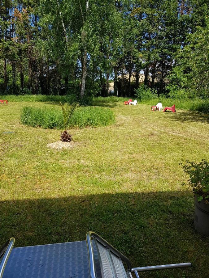 03 - Joli Studio Traversant Situe Au Rdc Avec 2 Lits, Tout Equipe Pour 1, 2 Ou 3 Personnes Maximum, Entree Independante Donnant Sur Parking Dont Une Place Est Reservee Devant La Porte, Grand Fourgon Possible Et Petit Jardin Sur L'Arriere Comme Une Ma Razac-sur-lʼIsle Eksteriør billede