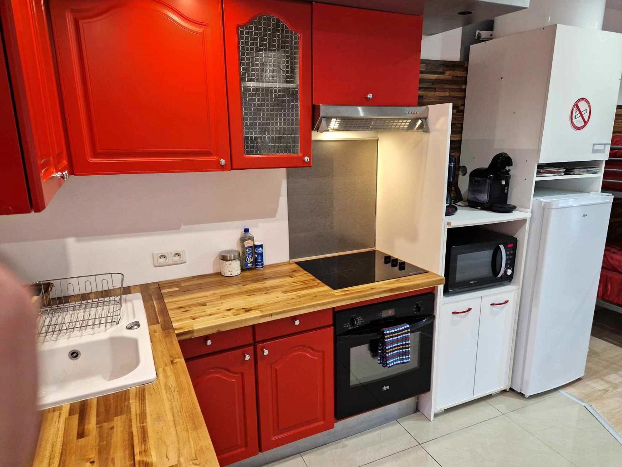 03 - Joli Studio Traversant Situe Au Rdc Avec 2 Lits, Tout Equipe Pour 1, 2 Ou 3 Personnes Maximum, Entree Independante Donnant Sur Parking Dont Une Place Est Reservee Devant La Porte, Grand Fourgon Possible Et Petit Jardin Sur L'Arriere Comme Une Ma Razac-sur-lʼIsle Eksteriør billede