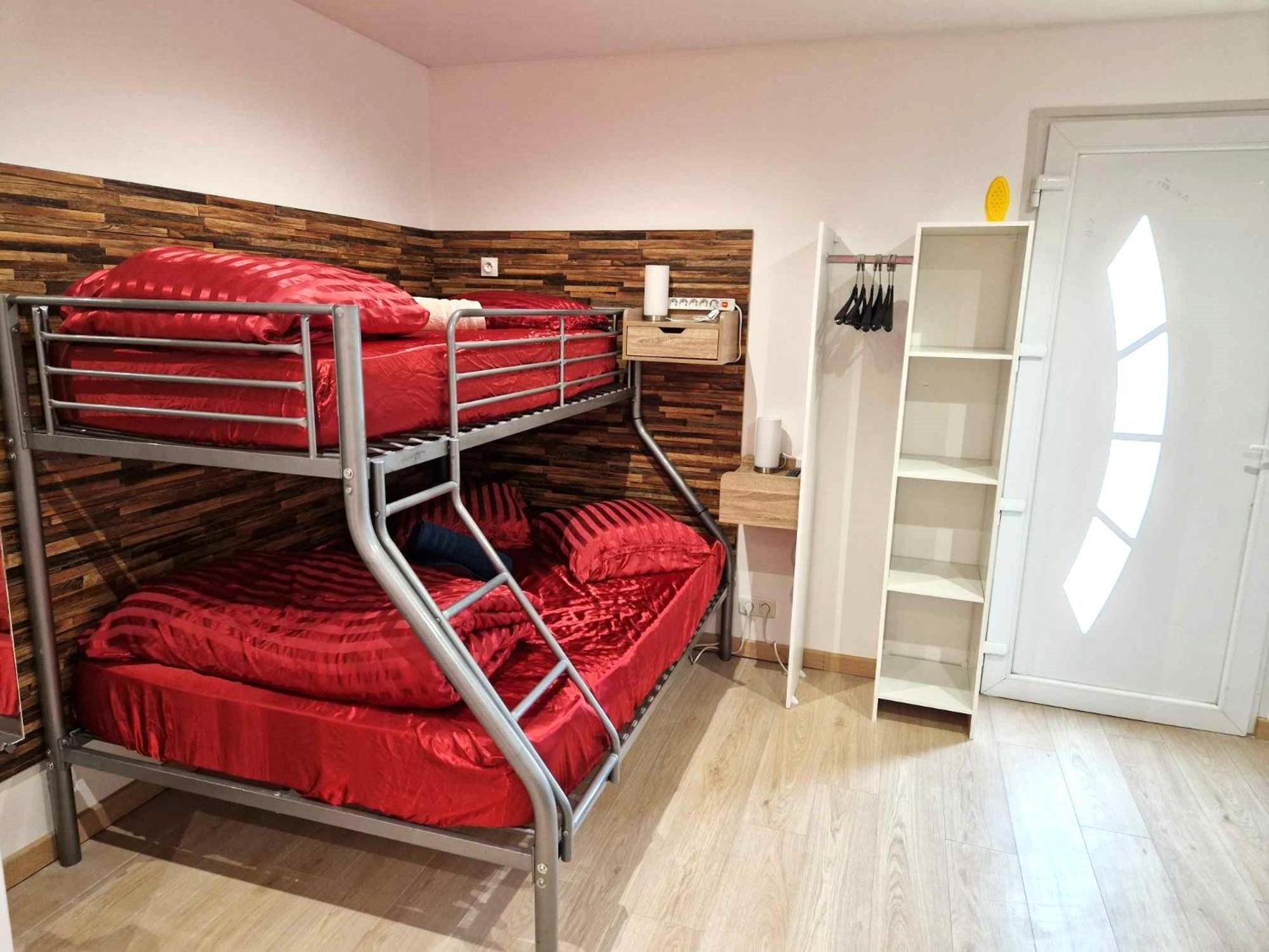 03 - Joli Studio Traversant Situe Au Rdc Avec 2 Lits, Tout Equipe Pour 1, 2 Ou 3 Personnes Maximum, Entree Independante Donnant Sur Parking Dont Une Place Est Reservee Devant La Porte, Grand Fourgon Possible Et Petit Jardin Sur L'Arriere Comme Une Ma Razac-sur-lʼIsle Eksteriør billede