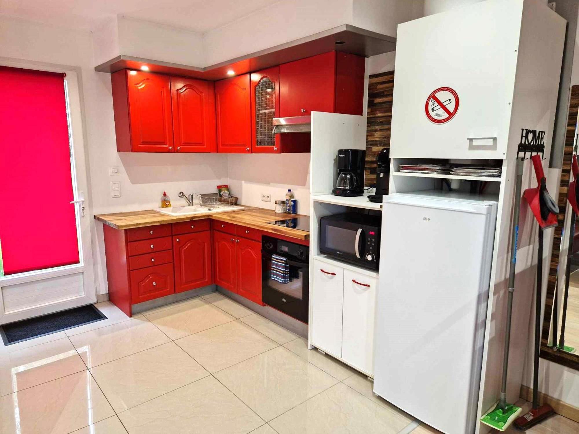 03 - Joli Studio Traversant Situe Au Rdc Avec 2 Lits, Tout Equipe Pour 1, 2 Ou 3 Personnes Maximum, Entree Independante Donnant Sur Parking Dont Une Place Est Reservee Devant La Porte, Grand Fourgon Possible Et Petit Jardin Sur L'Arriere Comme Une Ma Razac-sur-lʼIsle Eksteriør billede