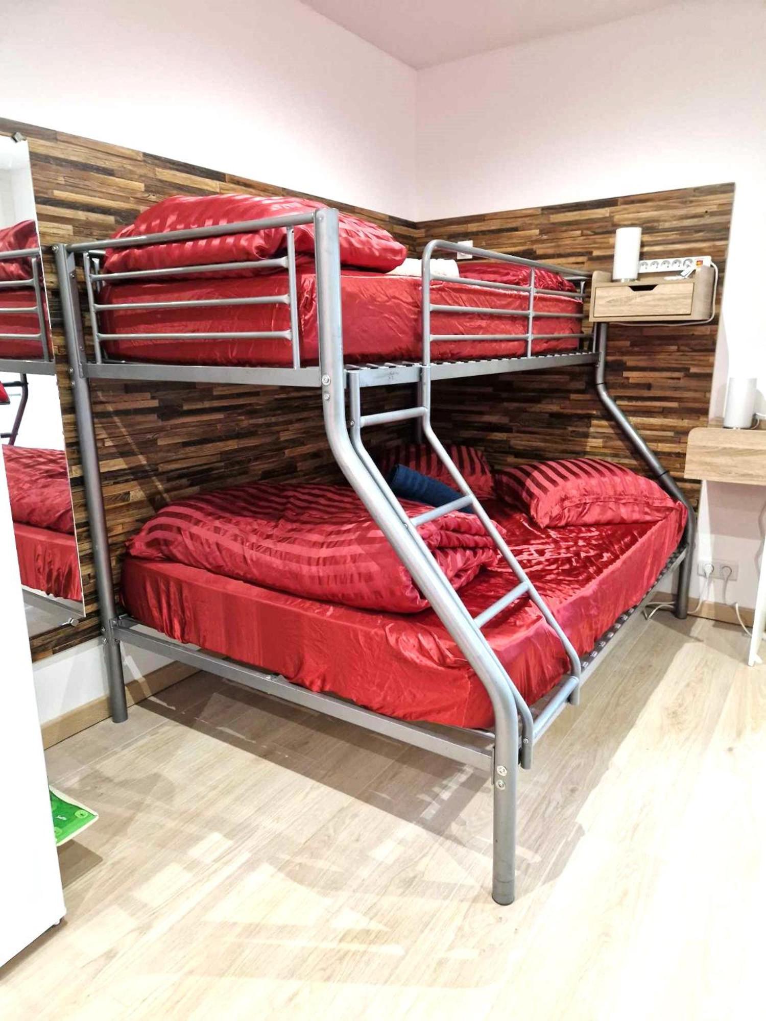 03 - Joli Studio Traversant Situe Au Rdc Avec 2 Lits, Tout Equipe Pour 1, 2 Ou 3 Personnes Maximum, Entree Independante Donnant Sur Parking Dont Une Place Est Reservee Devant La Porte, Grand Fourgon Possible Et Petit Jardin Sur L'Arriere Comme Une Ma Razac-sur-lʼIsle Eksteriør billede